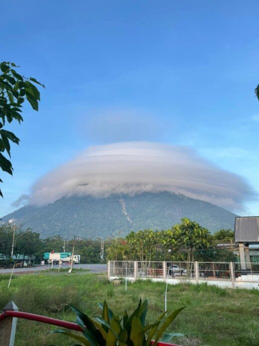 After Ba Den Mountain in Tay Ninh, again Chua Chan mountain (Dong Nai) appeared a strange cloud that made people stir