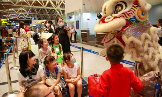 Koreans, Americans lead foreign visitors to Vietnam in Jan-Nov