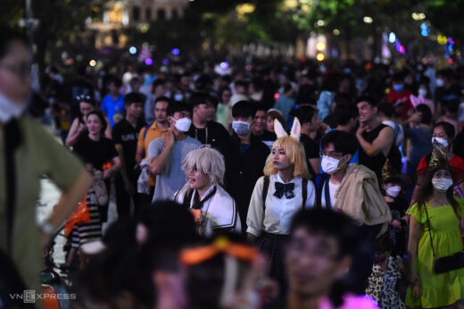 Walking streets of Ho Chi Minh City, Hanoi are bustling on Halloween