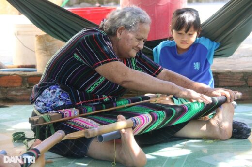 Three generations of Ma people preserve the value of brocade in the Central Highlands