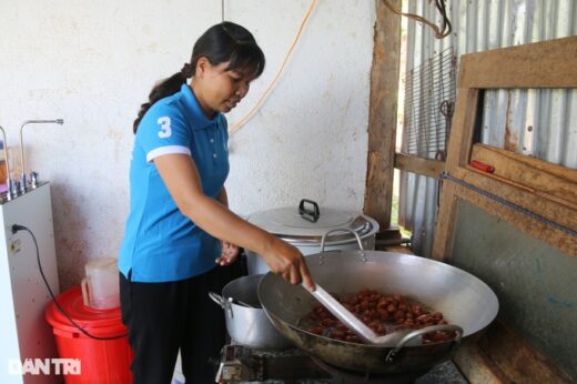 “0 dong rice cooker” female village head for poor students