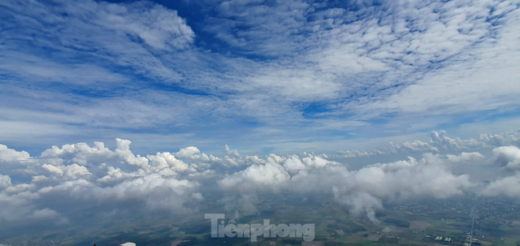 Tourists flock to Ba Den Mountain after the mysterious “flying saucer” phenomenon