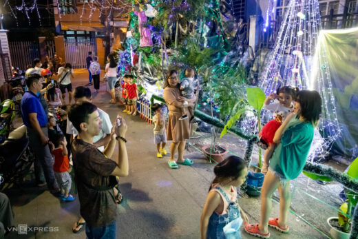 Christmas atmosphere in Saigon parishes