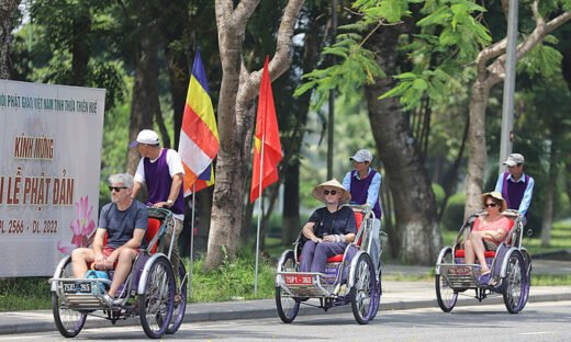 Vietnam eyes 8 million foreign tourists next year amid visa hassles