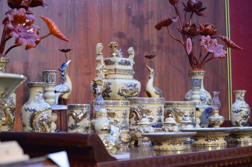 A close-up of an antique gold-painted ceramic set has just been sold for nearly half a billion dong in Hanoi