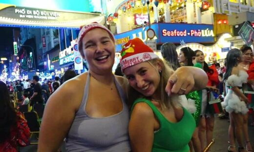 Foreigners enjoy bustling Christmas atmosphere in Vietnam