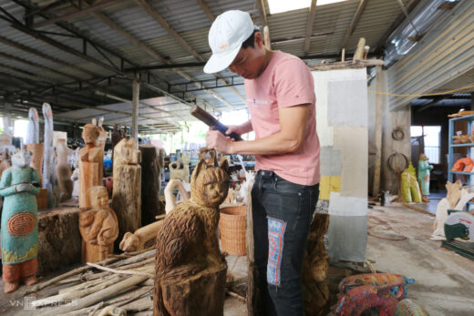 Crafting more than 100 cat statues from wood and firewood