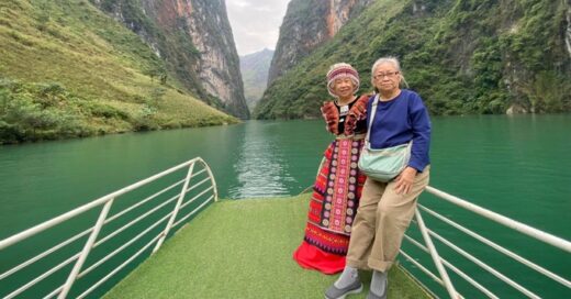 U70 couple conquered Ha Giang steep pass, Lung Cu flagpole received a storm like