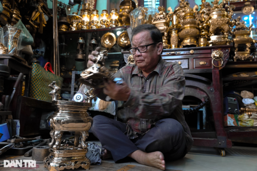 Earn millions of dongs of every day during Tet by polishing copper urns