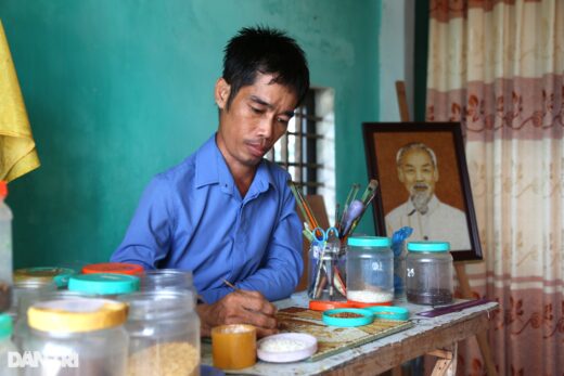 The disabled man turns inanimate rice grains into million-dong paintings