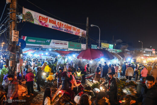 Flower market on the 28th of Tet is crowded with people