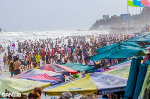 People flock to the sea in the Tau region on the 4th day of the Lunar New Year