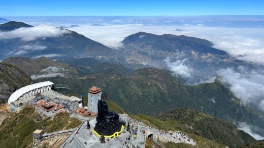 The sea of ​​clouds on the roof of Indochina makes visitors ecstatic