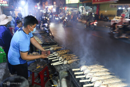 Selling more than 3,500 grilled snakehead fish on the day of God of Fortune in Saigon