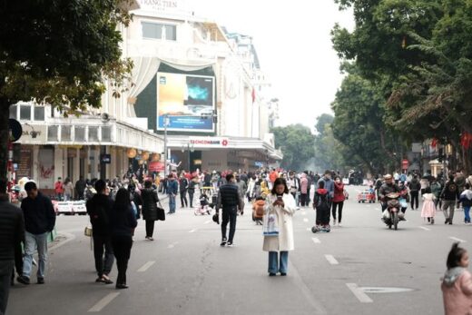 Hanoi: People invite each other to the street to enjoy the atmosphere at the end of the year, the sidewalk coffee is also full of customers
