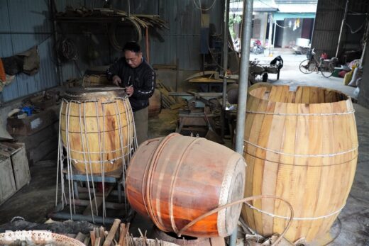 The busy year-end day of the craftsman who makes the Spring festival musical instrument