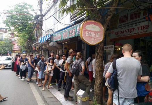 Restaurants that “can’t be rushed” in Hanoi, are crowded with people queuing for all famous delicacies