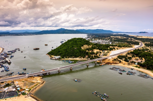 The bridge crossing the sea of ​​nearly 250 billion in Binh Dinh “attracts” visitors to check in during Tet
