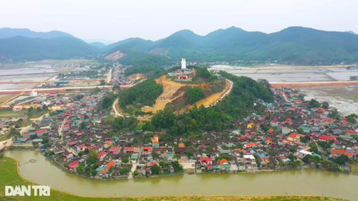 A glass bridge supported by a giant hand first appeared in Thanh Hoa
