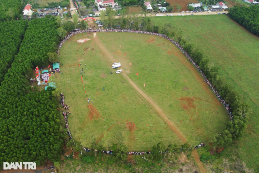 Thousands of people enjoy watching farmers race horses at the Go Thi Thung festival