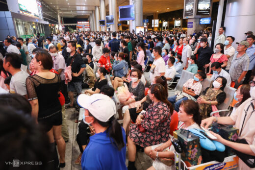Tan Son Nhat airport is crowded with overseas Vietnamese