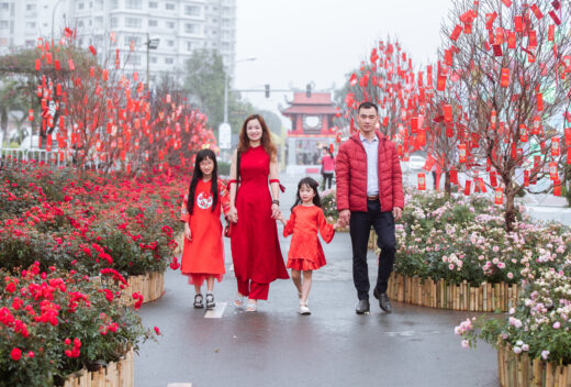 Hanoians wear Ao Dai to the Spring Flower Festival