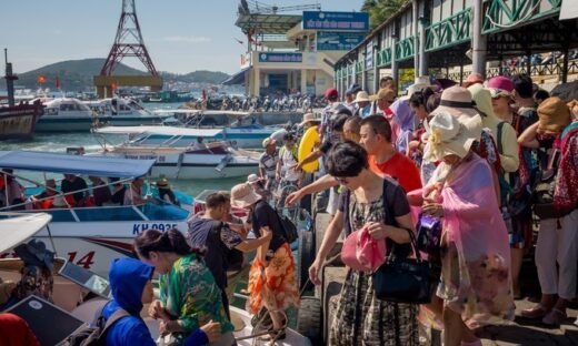Tourism ministry urges China to soon resume outbound tours to Vietnam