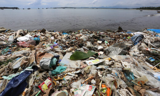 Tourists discard hundreds of tons of plastic waste each year in Vietnam: report