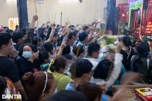 Thousands of people overnight visit Ba Thien Hau pagoda in Binh Duong