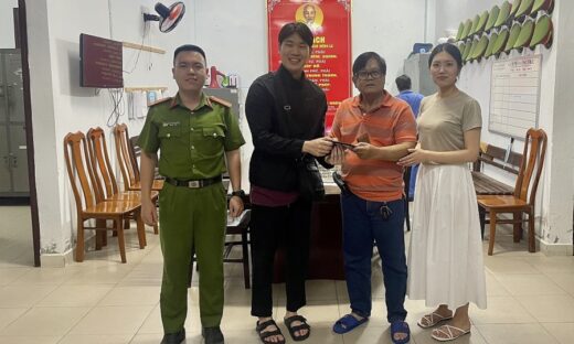 Da Nang police return lost iPhones to foreign tourists