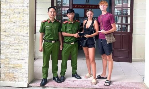 Da Nang police return lost iPhone to British tourists