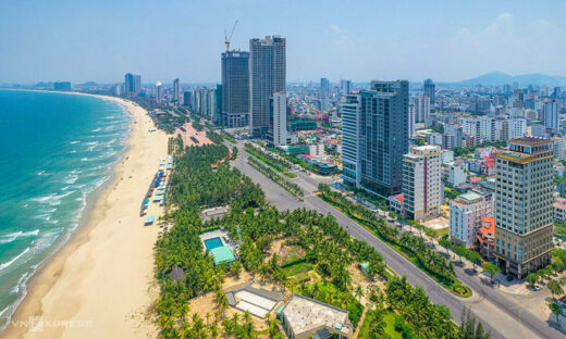 Russian tourist begs for money on Da Nang streets