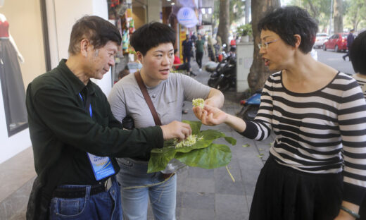 Returning Chinese tourists tour Hanoi, HCMC