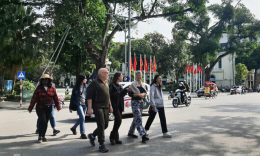 Foreign experts urge Vietnam to relax visa policies, improve tourism services