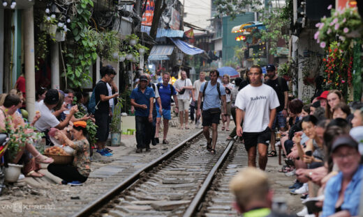 Hanoi bans tour agencies from taking foreign tourists to famous Train Street