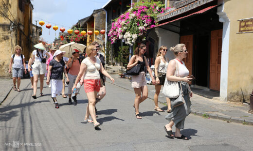 Tourists, business people express indignation at Hoi An entry fee proposal