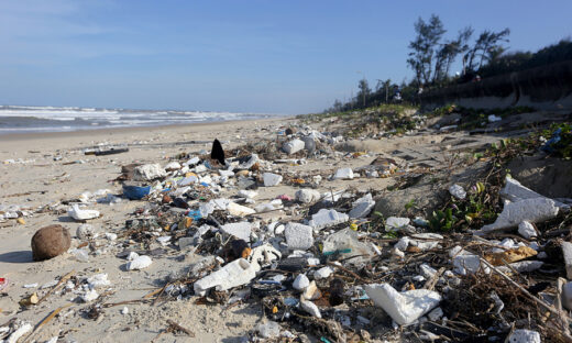 Experts call for reducing plastic waste at Vietnam's tourist hotspots