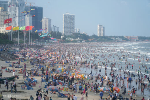 Huge crowds overrun beaches as long holiday break begins