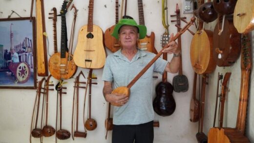 Artists make musical instruments from coconut trees