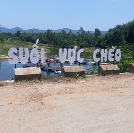 Discover Vuc Cheo Stream – a unique natural wonder of Quang Binh