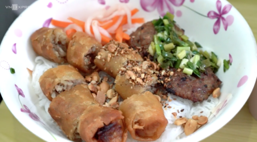 Saigon grilled pork noodle shop serves over 1,000 portions daily