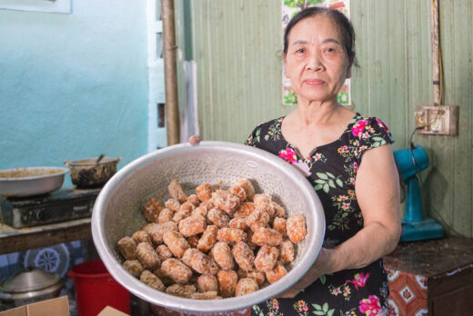 Ha Tinh donut shops attract customers inside and outside the province