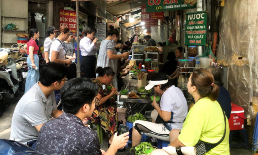 Shrimp cake shop sells more than 1,000 pieces every day in Dong Xuan market lane