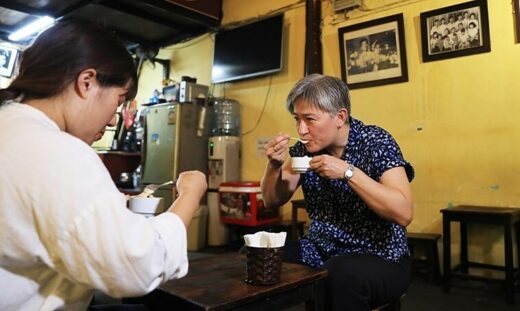 Australian foreign minister sips Hanoi's signature egg coffee