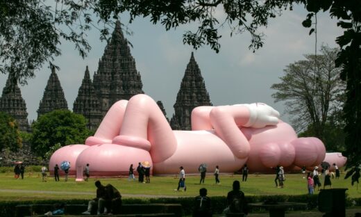 Giant sculpture wows onlookers beside Indonesian temple