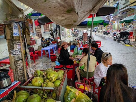 Customers wait in line to enjoy the “luxury” snacks of Ha Long people