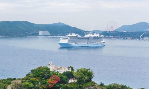 Asia's largest cruise ship brings 4,600 tourists to Nha Trang