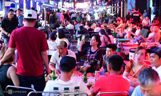 HCMC police inspect bars, restaurants in Bui Vien backpacker area