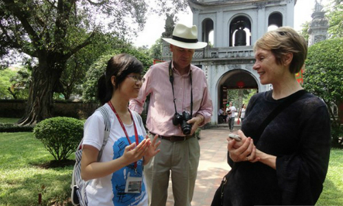 Youngsters passionate in spreading Hanoi's image among foreign tourists