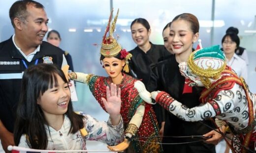 Chinese tourists get VIP welcome as Thai visa waiver program begins